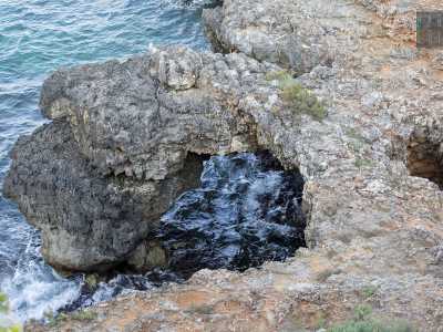 E a sorprenderci pochi metri pi� avanti c�� un altro tesoro: alcuni massicci archi di pietra che si immergono nell�acqua. Prendono l�incantevole nome di �grotte delle Sirene�